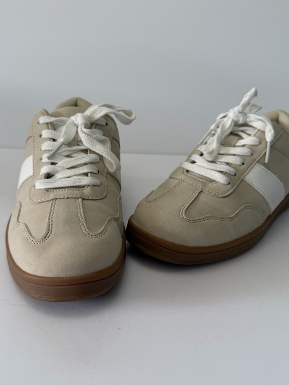 American Eagle Outfitters Beige and White Low-Top Sneakers